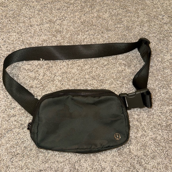 Lululemon 1L Belt Bag in Heritage Camo EUC - Picture 4 of 8